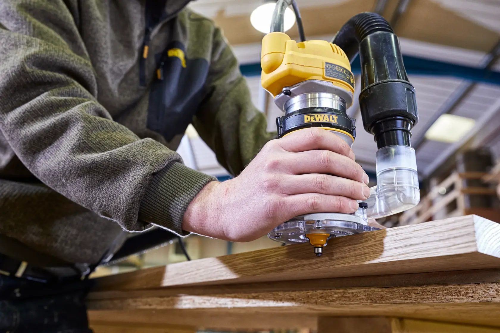 DEWALT® 900W 1/4" Fixed Base Router