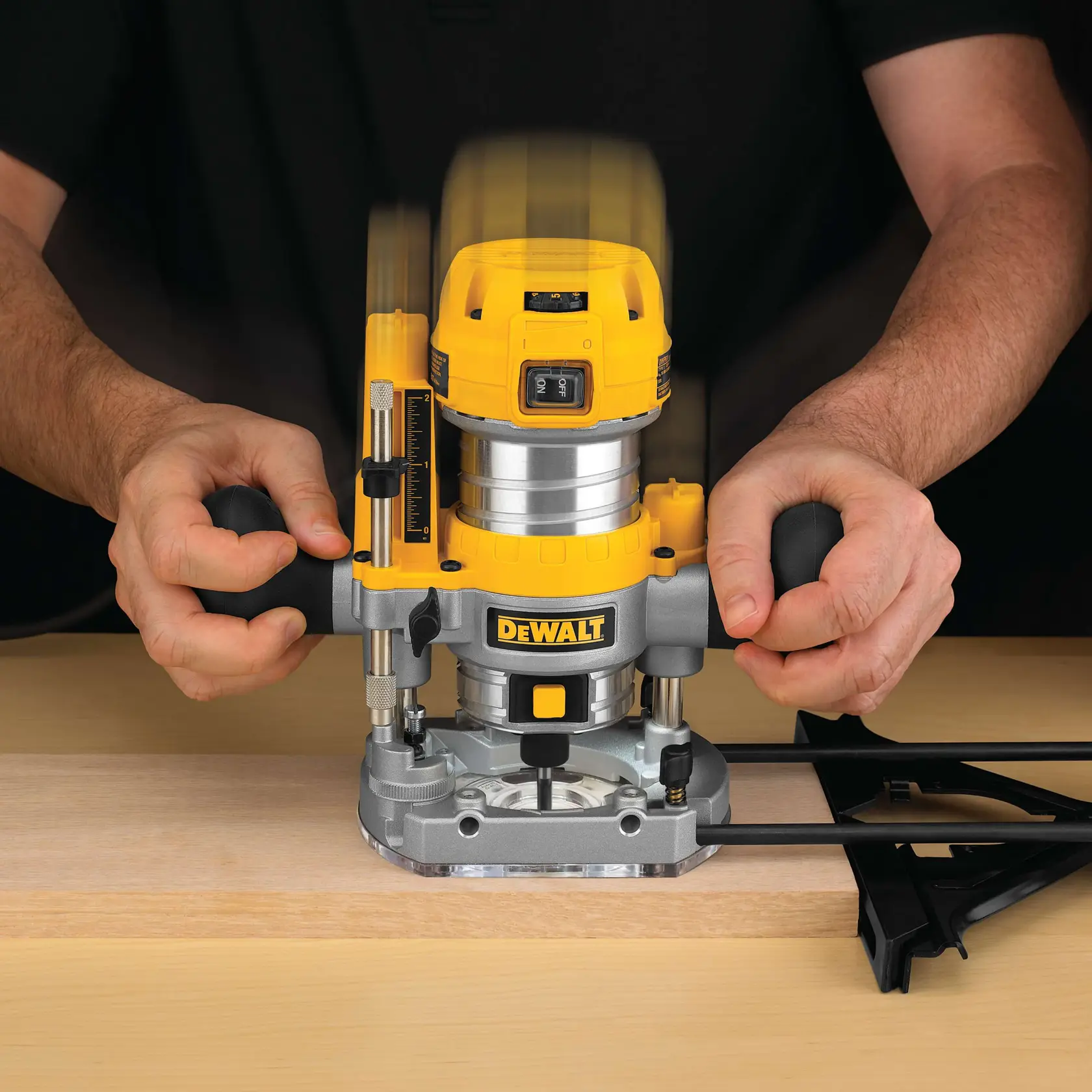 DEWALT® 900W 1/4" Plunge Router