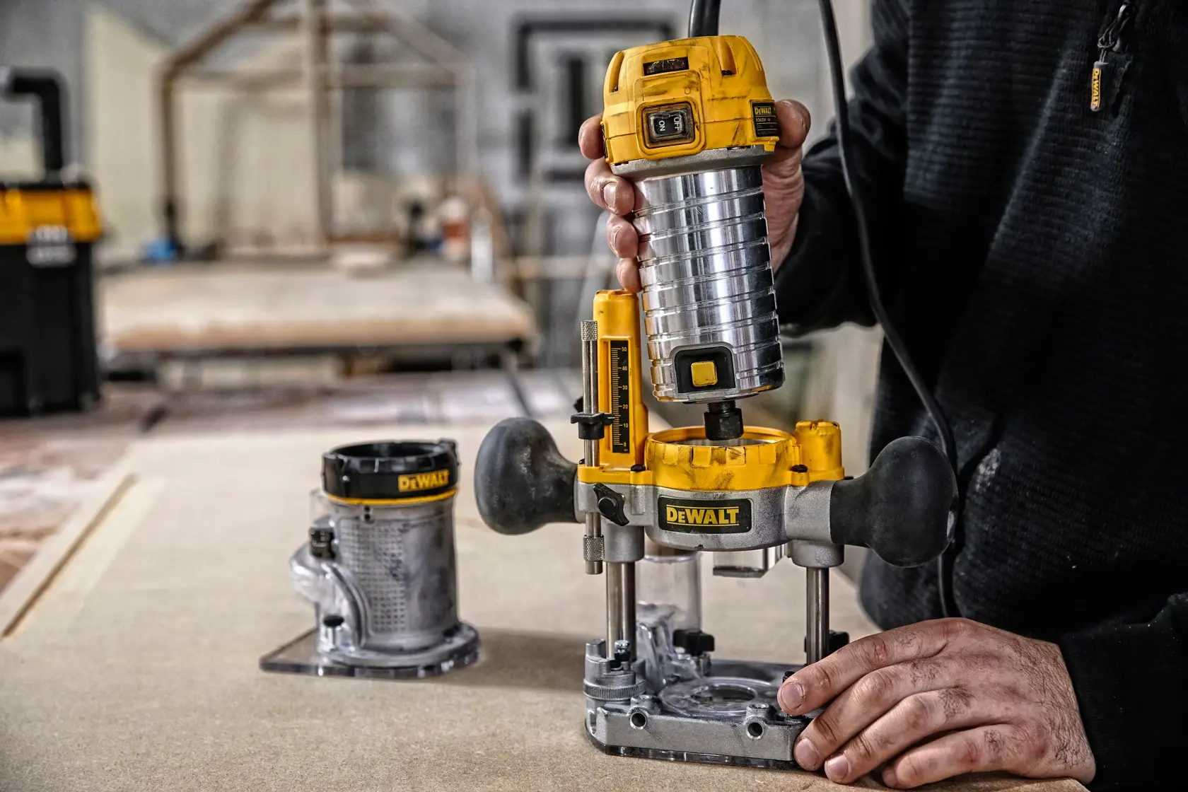 DEWALT® 900W 1/4" Plunge & Fixed Base Router