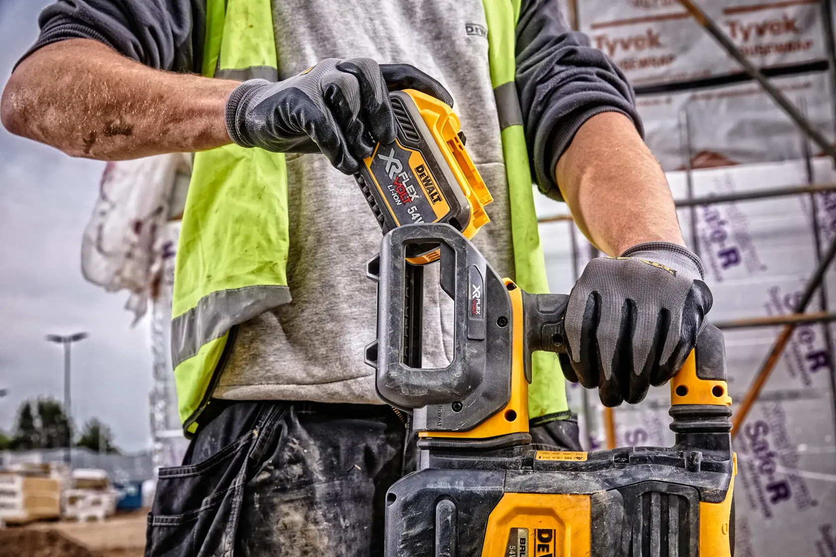 DEWALT FLEXVOLT Logo mit DEWALT in fettgedruckten gelben Buchstaben und FLEXVOLT in weißen und roten Buchstaben auf schwarzem Hintergrund.