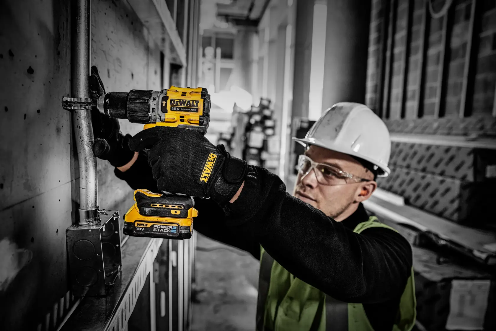 DEWALT-Grafik mit der Aufschrift '20V MAX*' in großen grau-gelben Buchstaben innerhalb eines schwarz-grauen Rechtecks vor gelb-schwarzem Hintergrund.