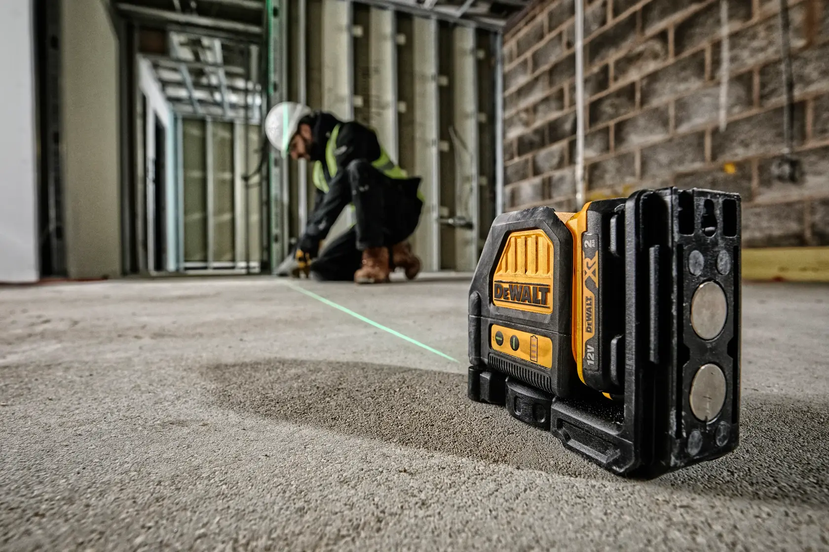 DEWALT® 12V XR® Cross Line Green Laser (1 X 2 Ah)