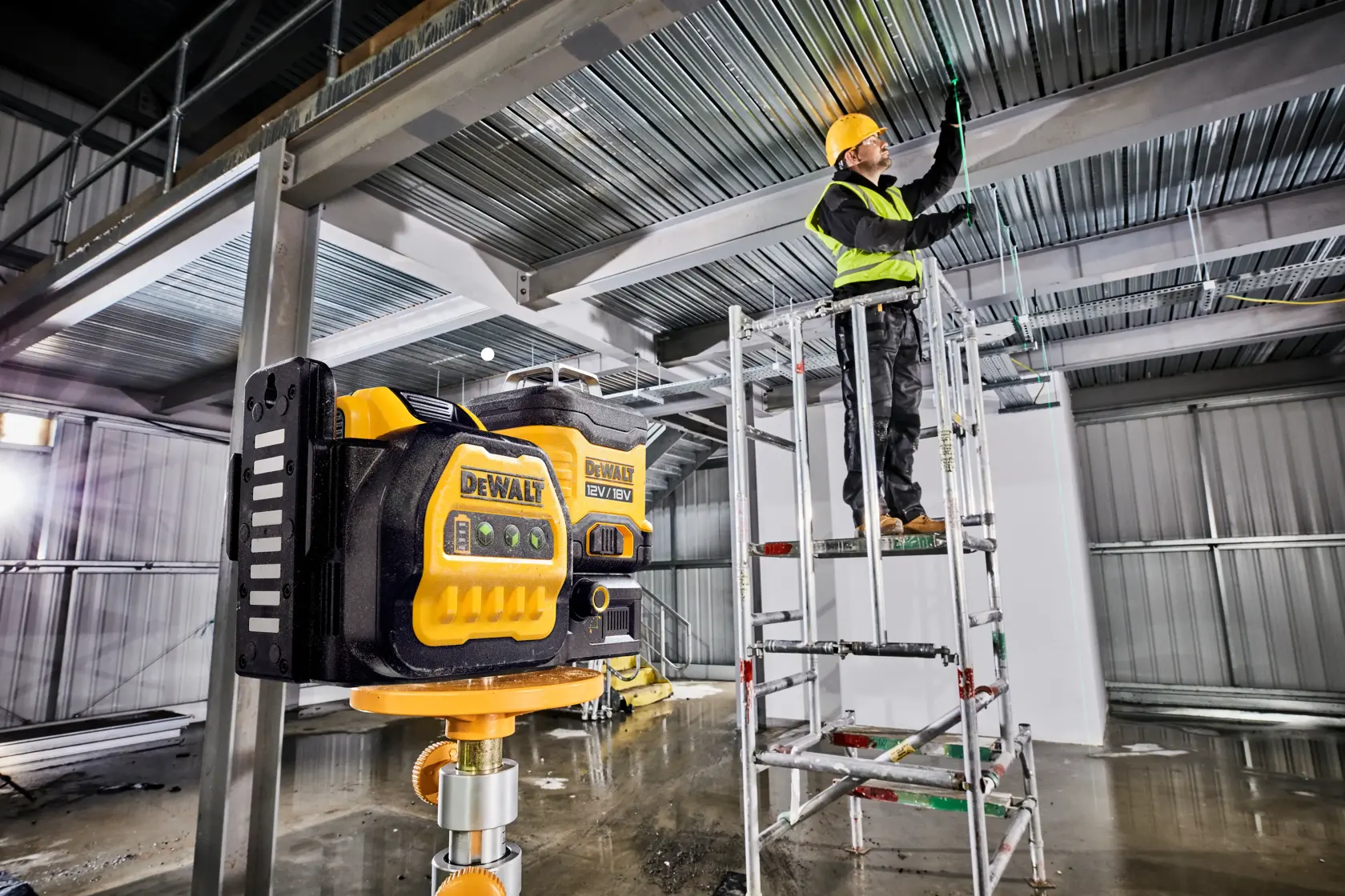 DEWALT® 12V/18V XR® Green Cross Line Laser (1 X 2 Ah) (3 x 360)