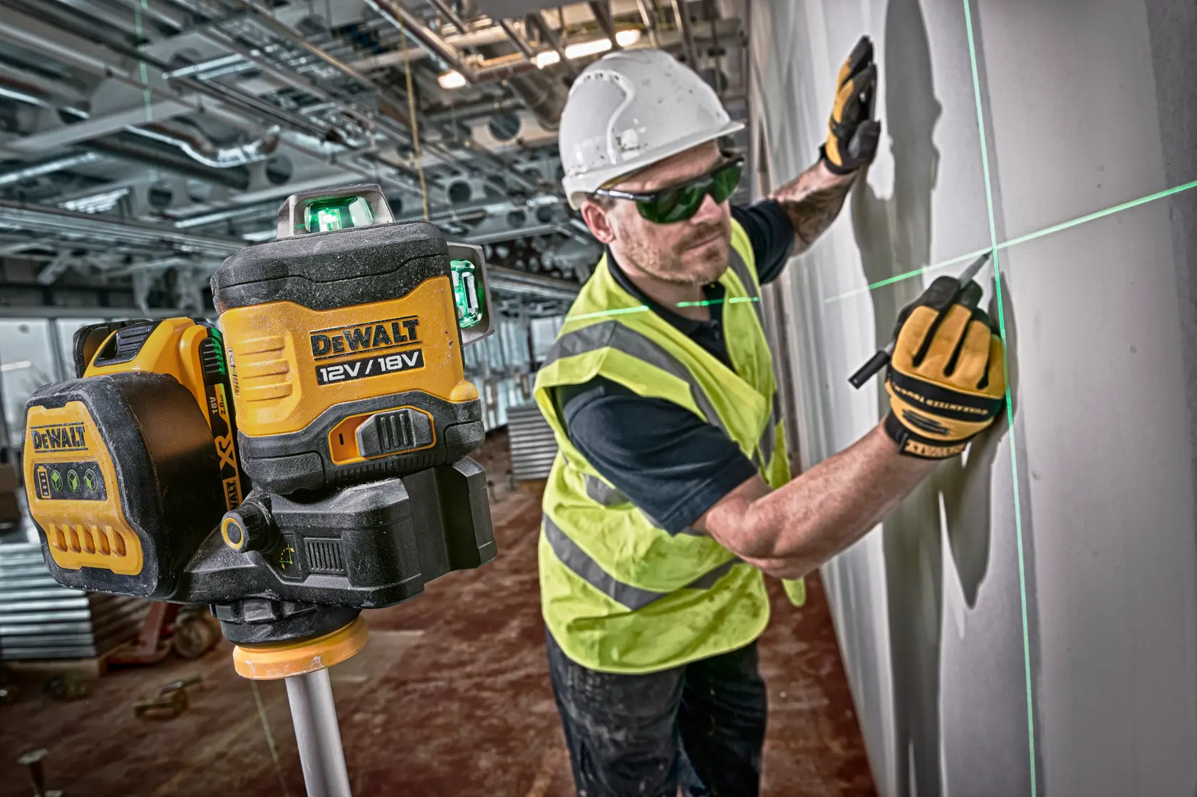 DEWALT® 12V/18V XR® Green Cross Line Laser (1 X 2 Ah) (3 x 360)