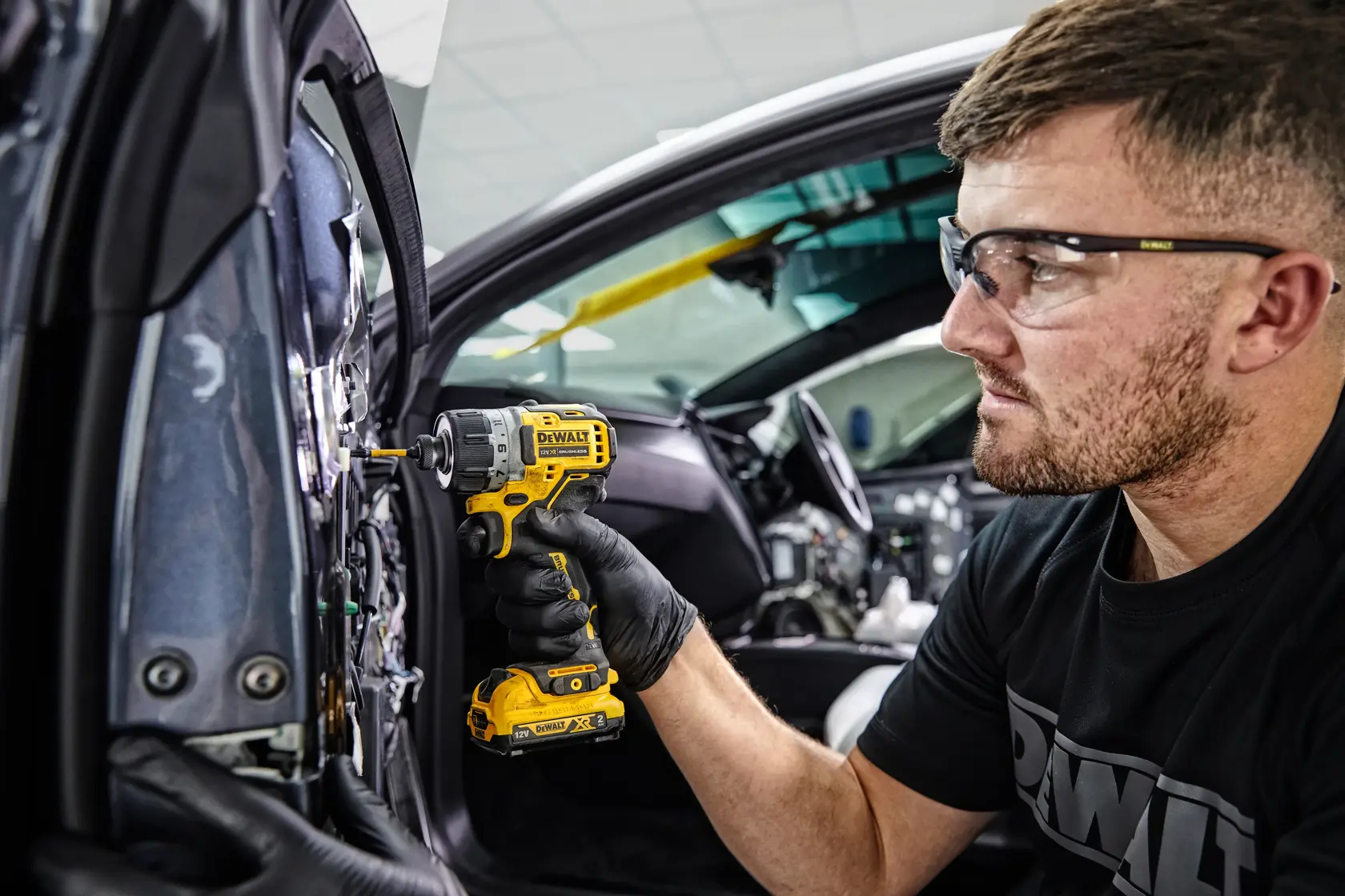 DEWALT® 12 XR® Brushless Screwdriver - 2 X 2Ah Battery