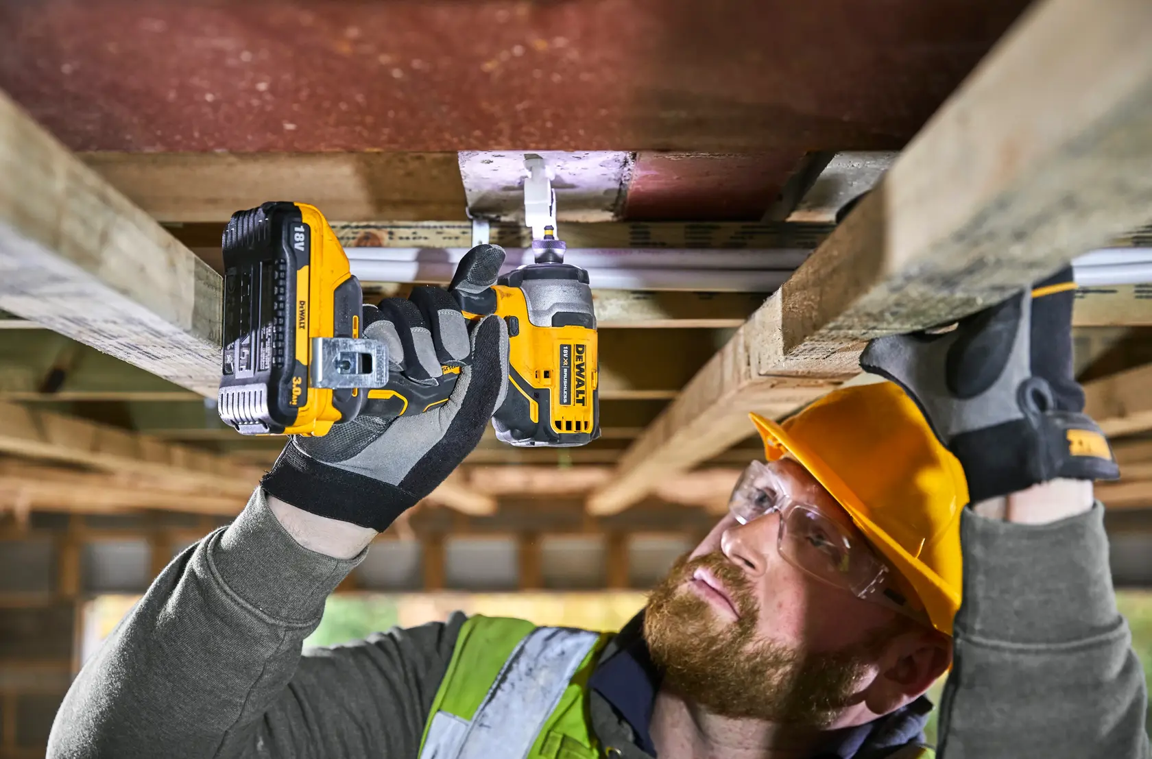 Worker uses DEWALT tool DCF809N, DCZ409P2-XE, DCF809N-XJ, DCZ801P3-XE, DCZ901M2-XE, DCF809 under wood beams.