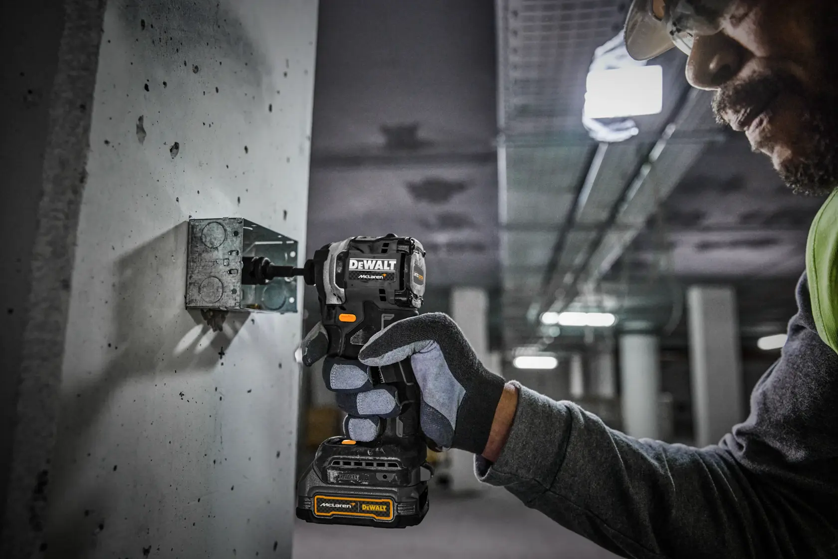 DEWALT® 18V XR® Brushless Compact Impact Driver - DEWALT® x McLaren F1 Team LIMITED Edition - 2 X 1.7Ah POWERSTACK Battery