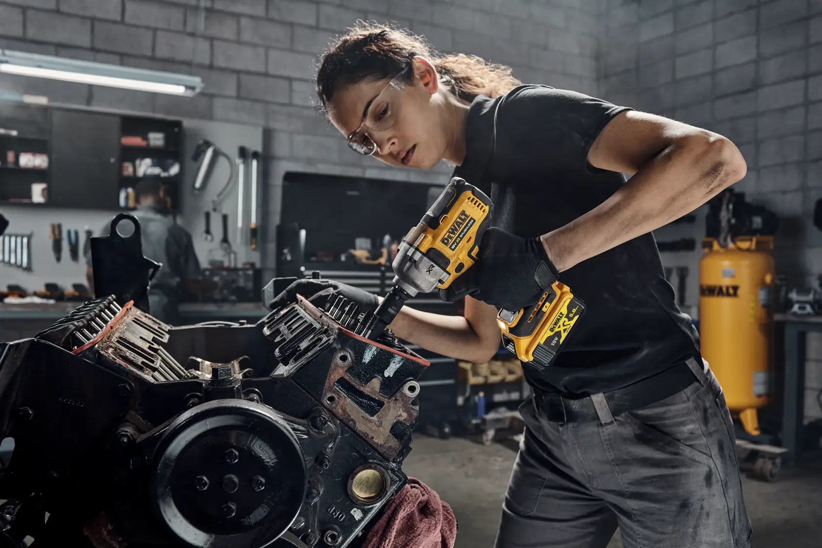DEWALT® 18V XR® Brushless 1/2" Hog Ring Mid Torque Impact Wrench - 2 X 5Ah Battery