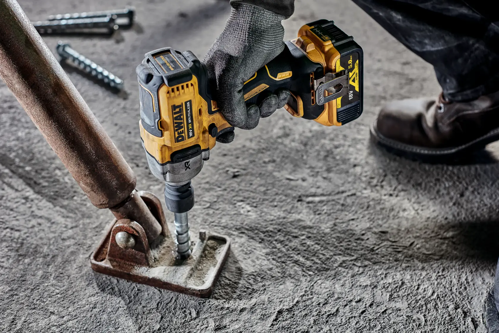 DEWALT® 18V XR® Brushless 1/2" Hog Ring Mid Torque Impact Wrench - 2 X 5Ah Battery