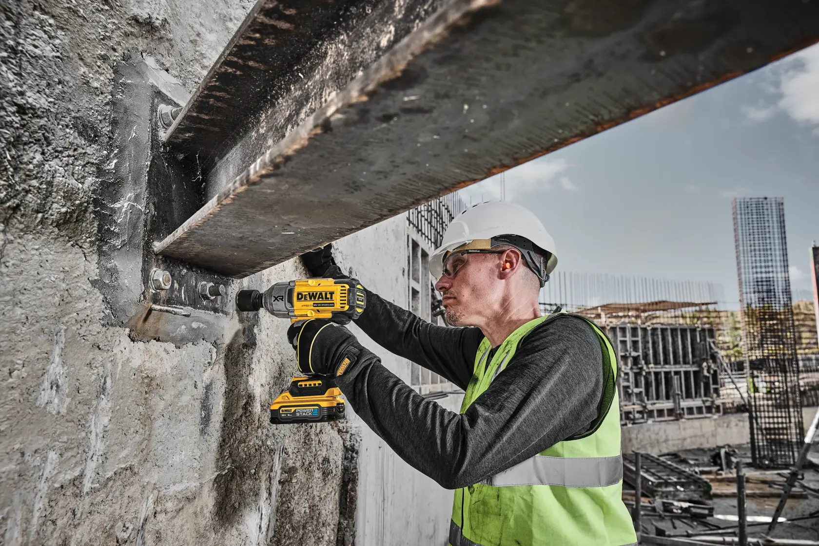 DEWALT® 18V XR® Brushless 1/2" Hog Ring High Torque Impact Wrench - 2 X 5Ah POWERSTACK Battery