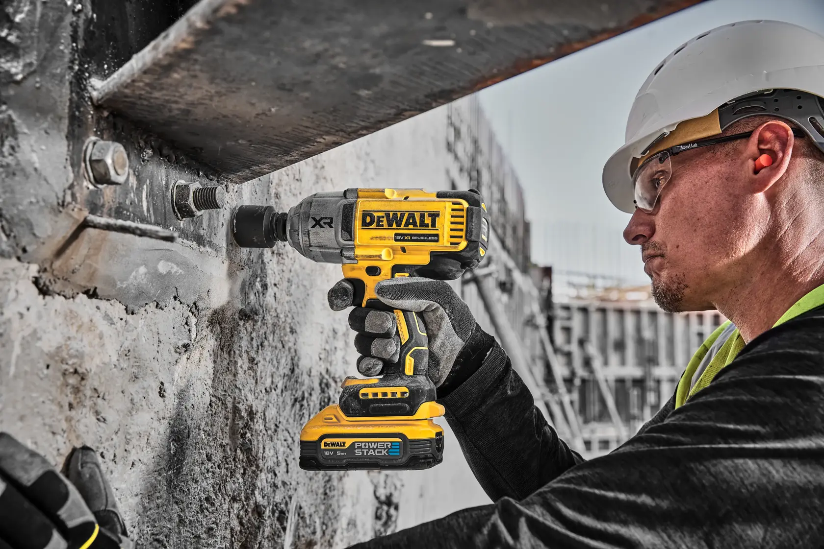 DEWALT® 18V XR® Brushless 1/2" Hog Ring High Torque Impact Wrench - 2 X 5Ah POWERSTACK Battery