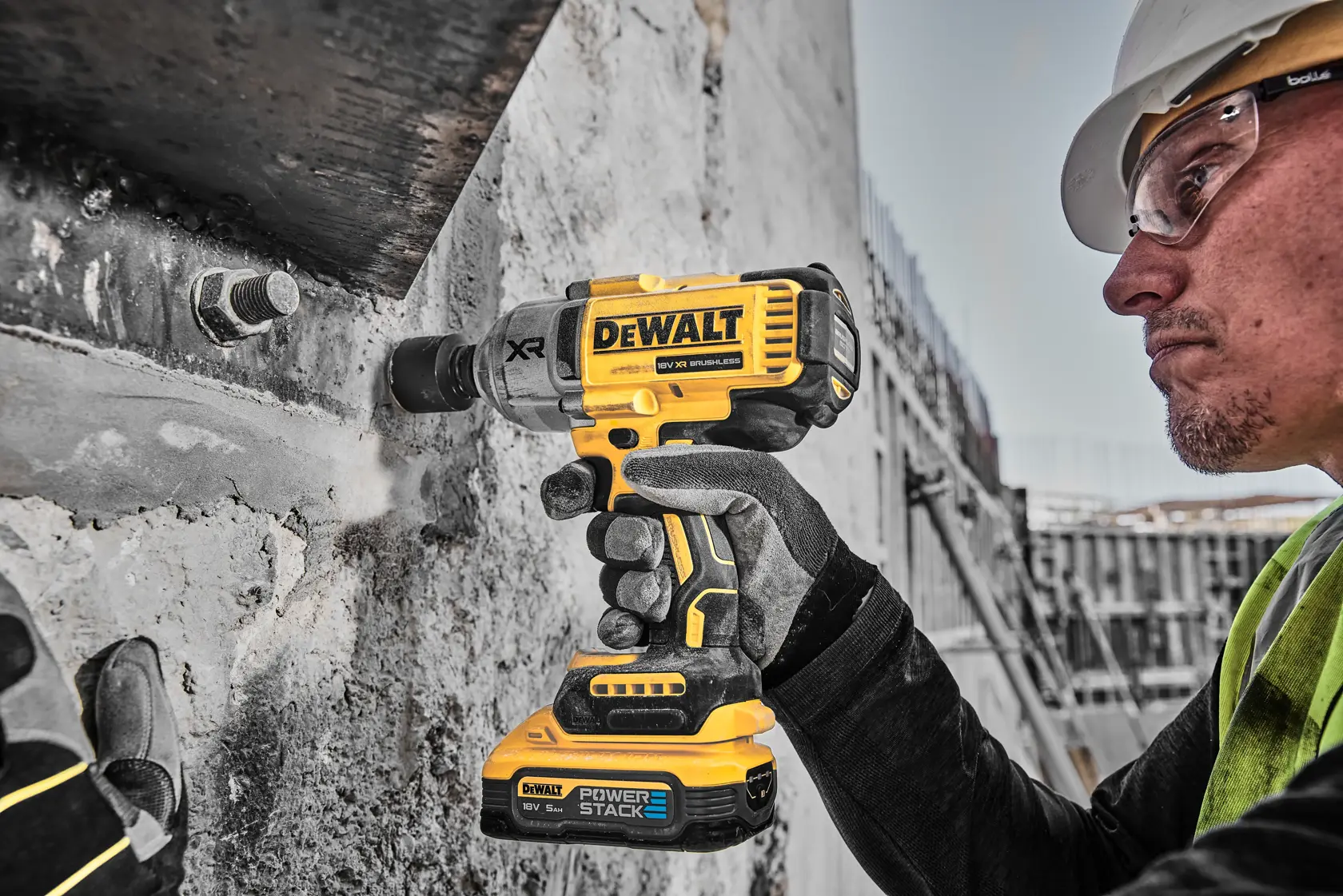 DEWALT® 18V XR® Brushless 1/2" Hog Ring High Torque Impact Wrench - 2 X 5Ah POWERSTACK Battery