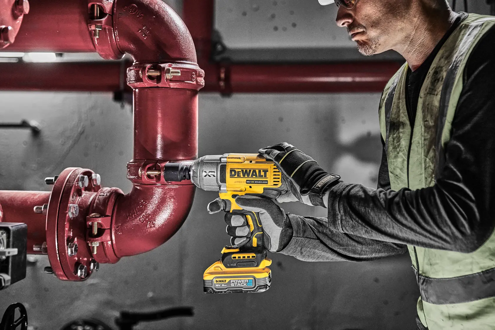 DEWALT® 18V XR® Brushless 1/2" Hog Ring High Torque Impact Wrench - 2 X 5Ah POWERSTACK Battery
