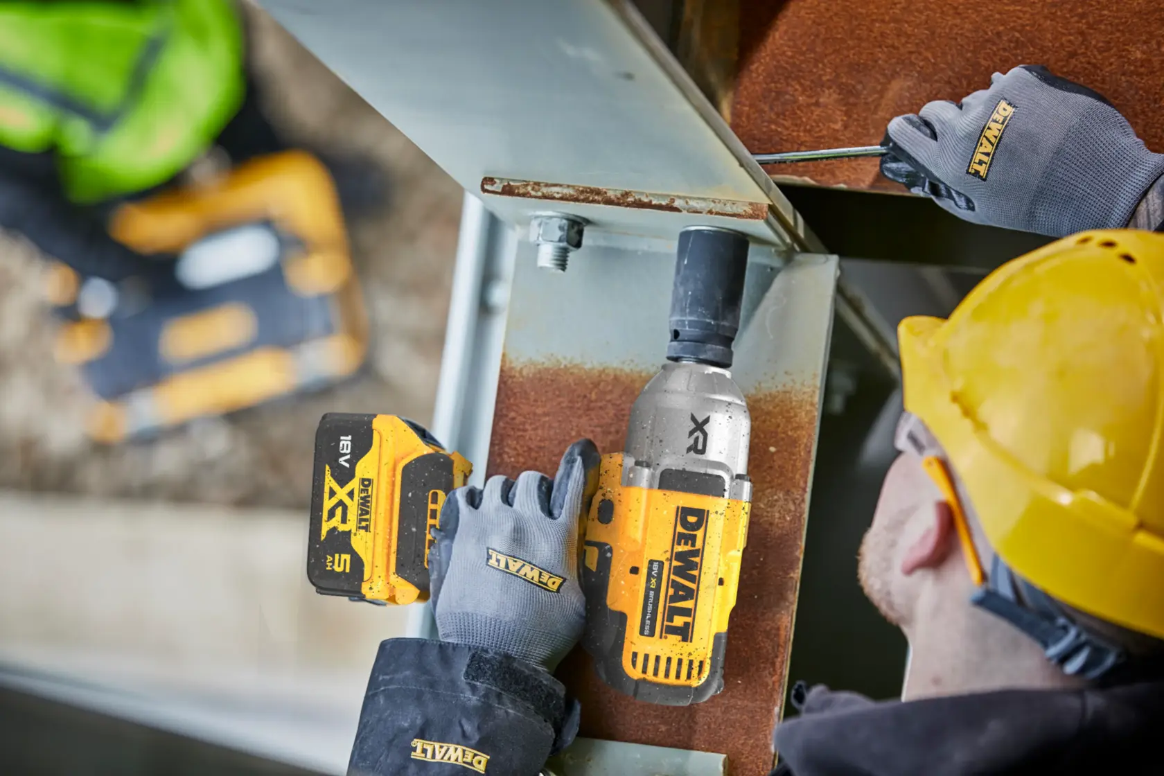 DEWALT® 18V XR® Brushless 1/2" Hog Ring High Torque Impact Wrench - 2 X 5Ah Battery