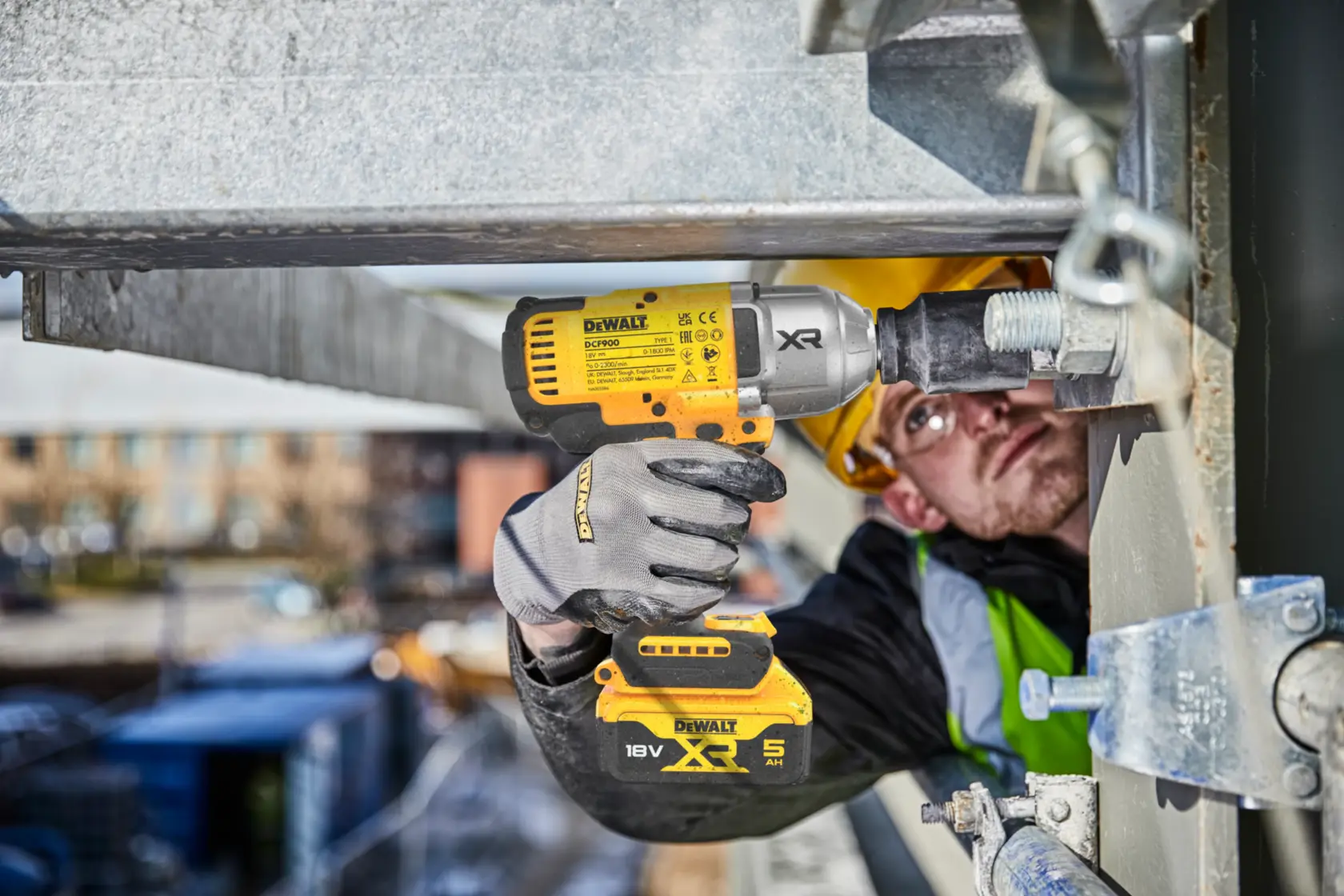 DEWALT® 18V XR® Brushless 1/2" Hog Ring High Torque Impact Wrench - 2 X 5Ah Battery