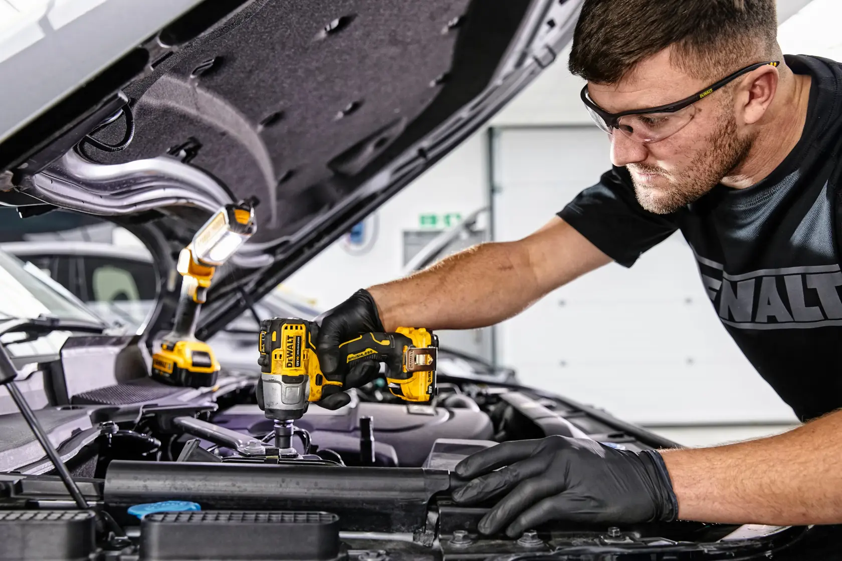 DEWALT® 12V XR® Brushless 1/2" Hog Ring Sub-Compact Impact Wrench - 2 X 2Ah Battery
