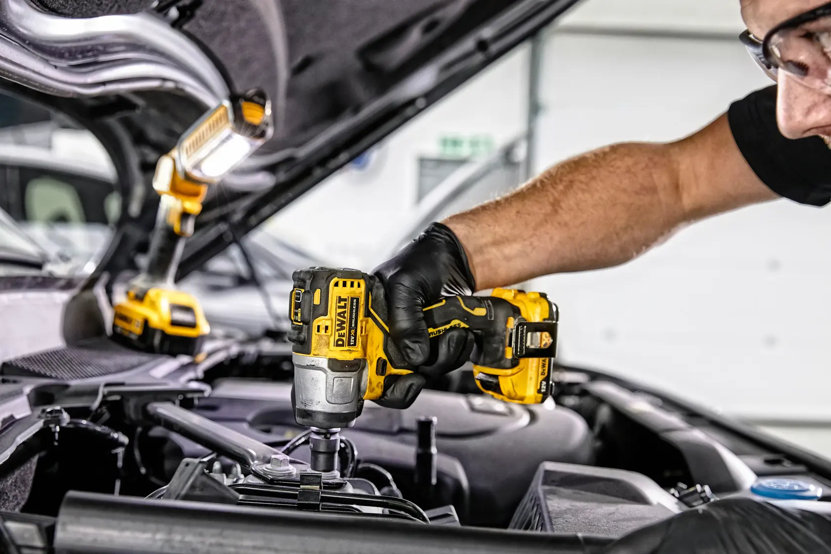 DEWALT® 12V XR® Brushless 1/2" Hog Ring Sub-Compact Impact Wrench - 2 X 2Ah Battery