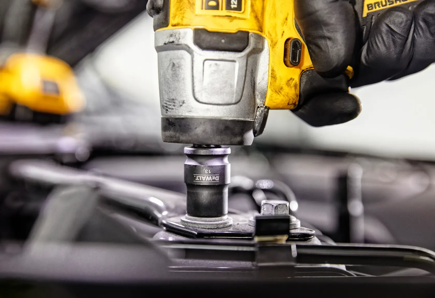 DEWALT® 12V XR® Brushless 1/2" Hog Ring Sub-Compact Impact Wrench - 2 X 2Ah Battery