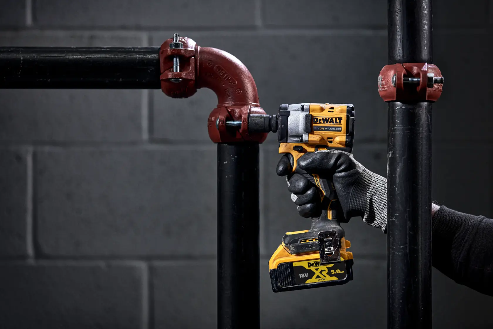 DEWALT® 18V XR® Brushless 1/2" Hog Ring Compact Impact Wrench - 2 X 5Ah Battery