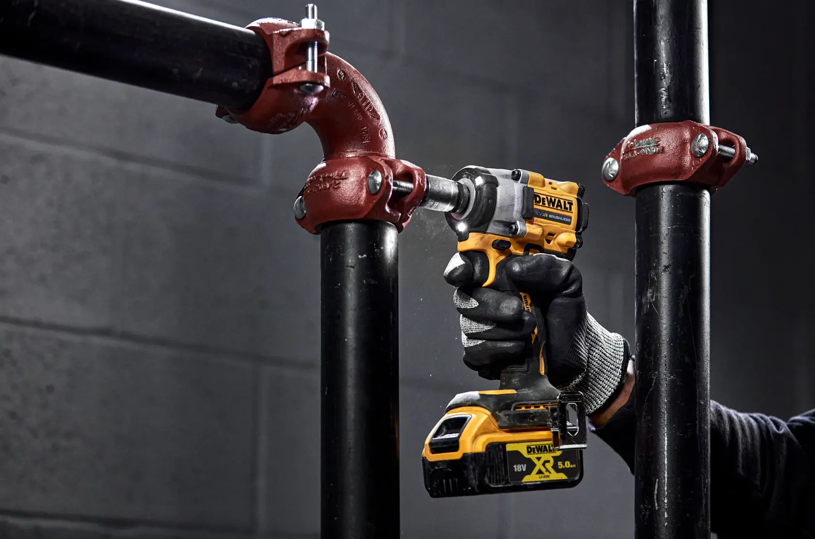 DEWALT® 18V XR® Brushless 1/2" Hog Ring Compact Impact Wrench - 2 X 5Ah Battery
