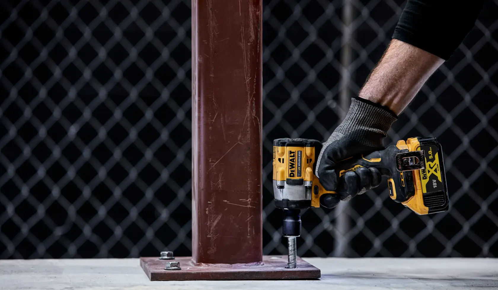 DEWALT® 18V XR® Brushless 1/2" Hog Ring Compact Impact Wrench - 2 X 5Ah Battery