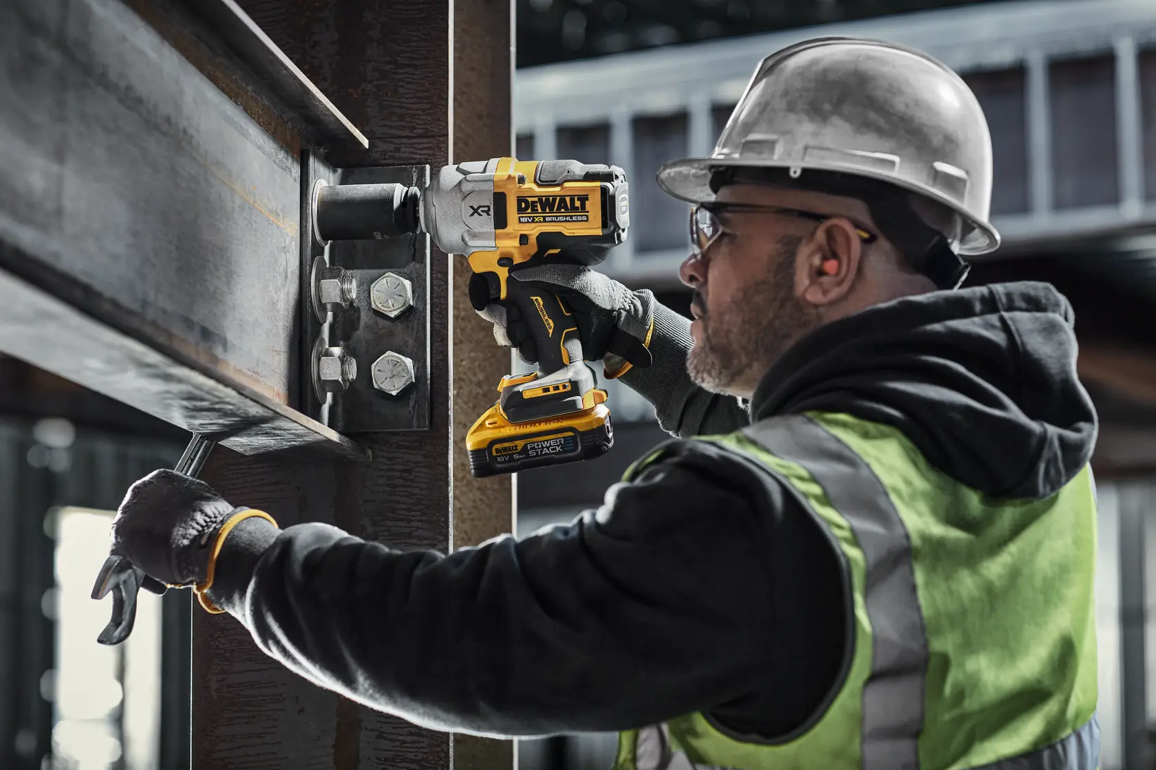 DEWALT® 18V XR® Brushless 1/2" Hog Ring Premium High Torque Impact Wrench - 2 X 5Ah POWERSTACK Battery