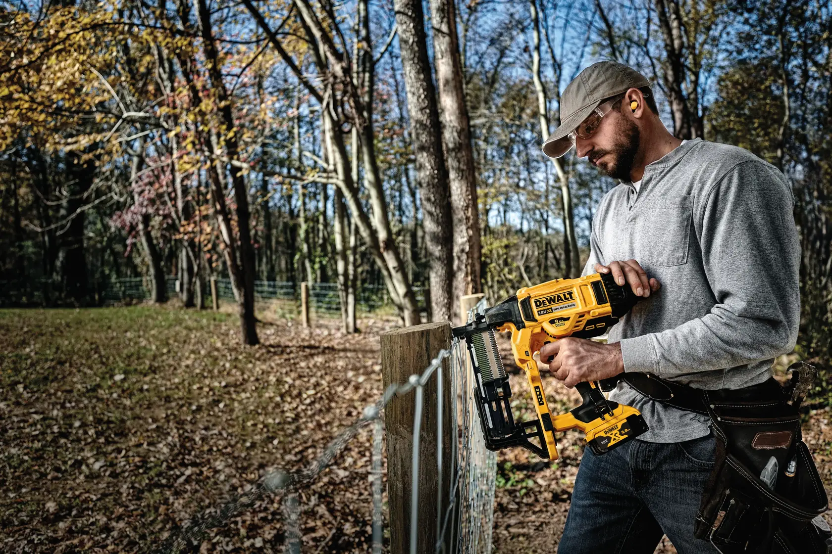 DEWALT® 18V XR® Brushless Fencing Stapler (2 X 5 Ah)