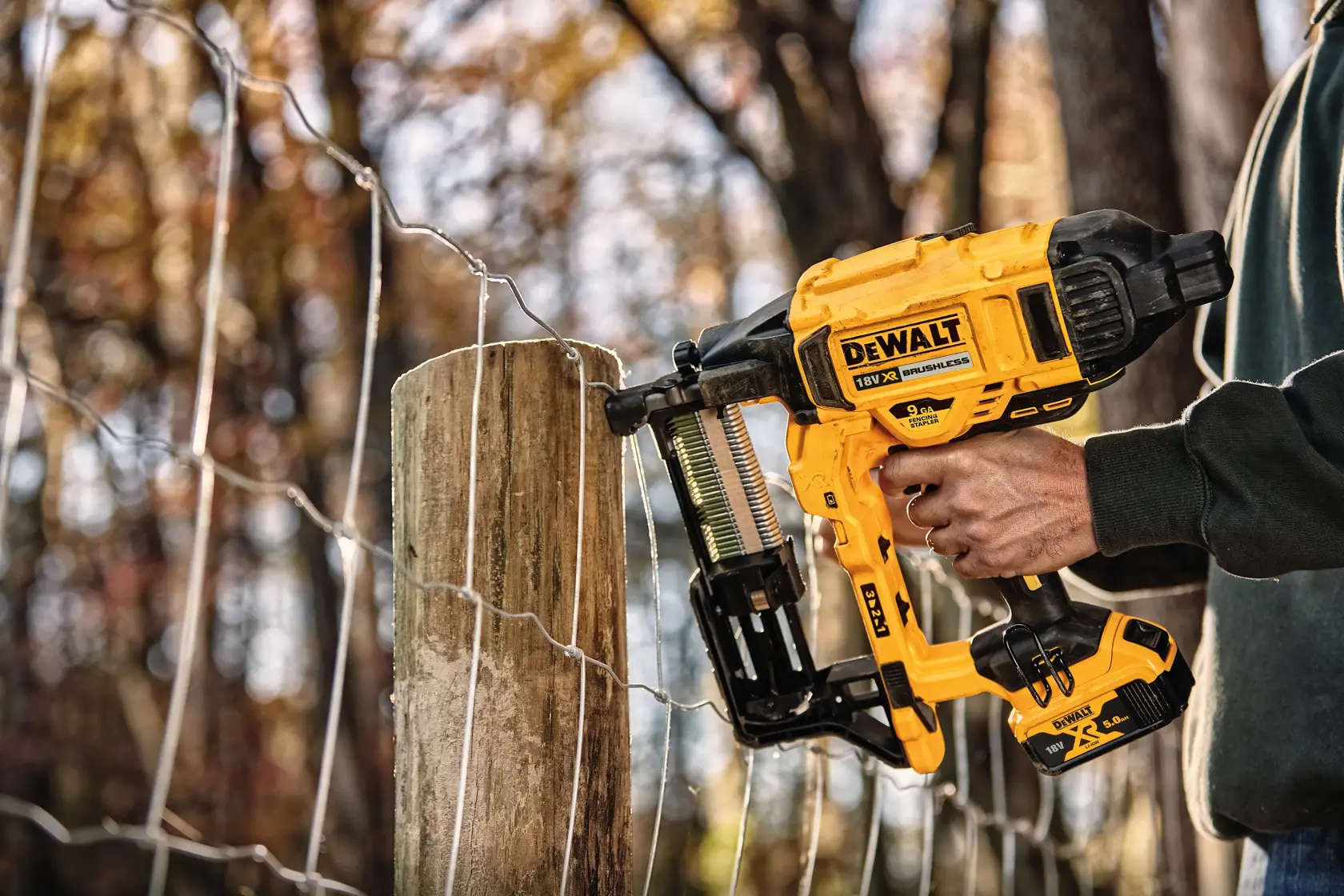 DEWALT® 18V XR® Brushless Fencing Stapler (2 X 5 Ah)