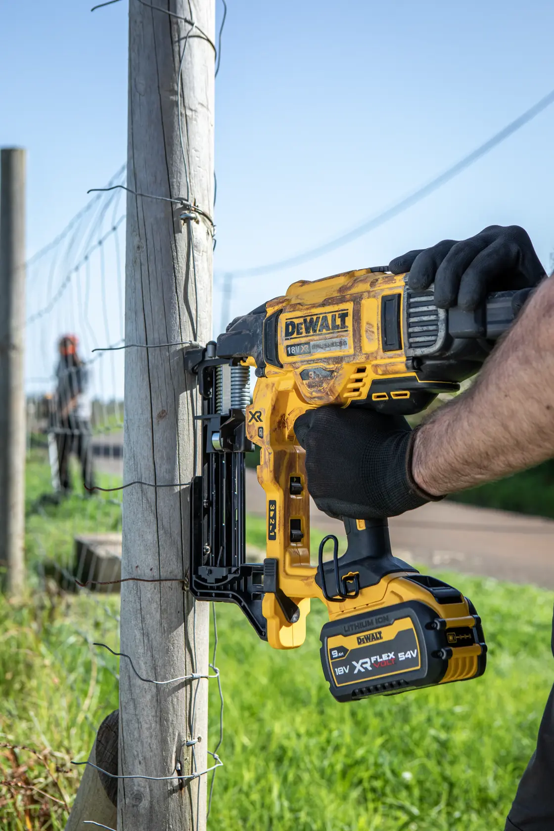 DEWALT® 18V XR® Brushless Fencing Stapler (2 X 5 Ah)