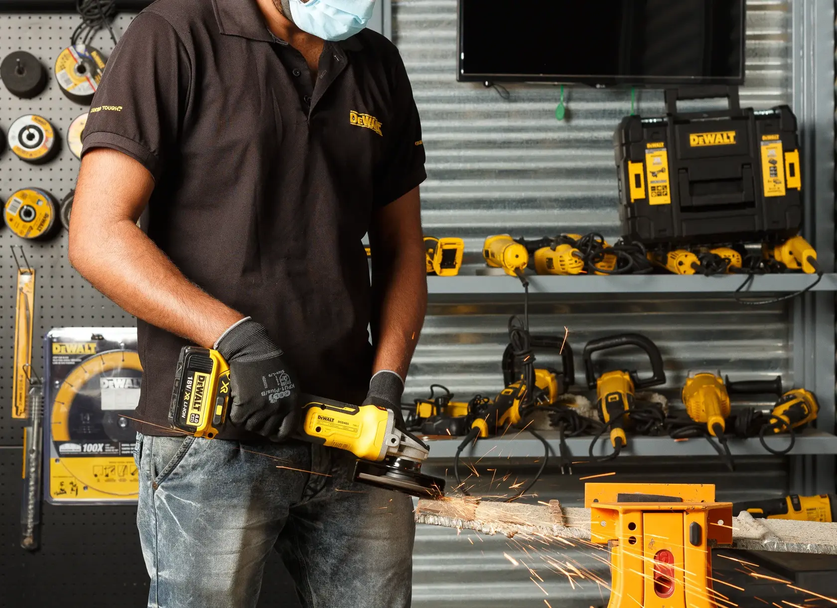 DEWALT® 18V XR® Brushless 125mm Angle Grinder - 2 x 5Ah