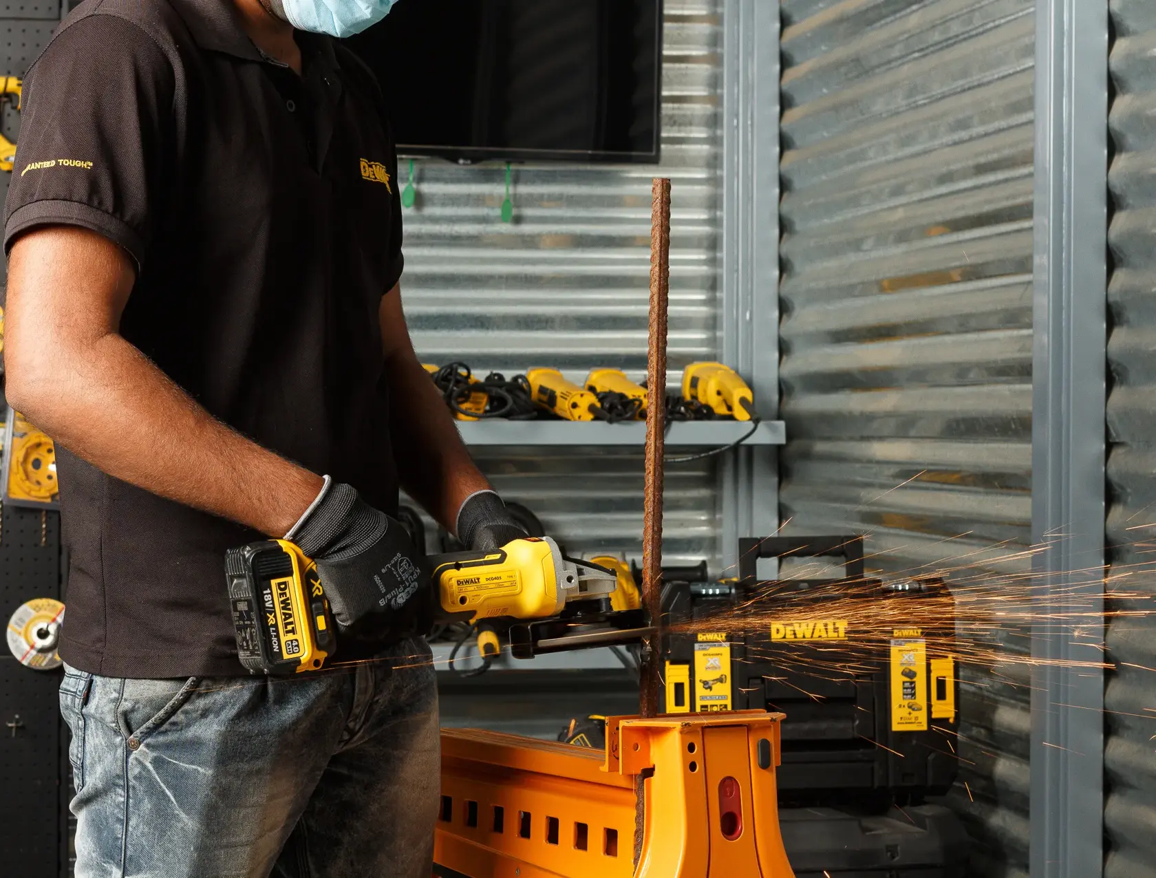 DEWALT® 18V XR® Brushless 125mm Angle Grinder - 2 x 5Ah