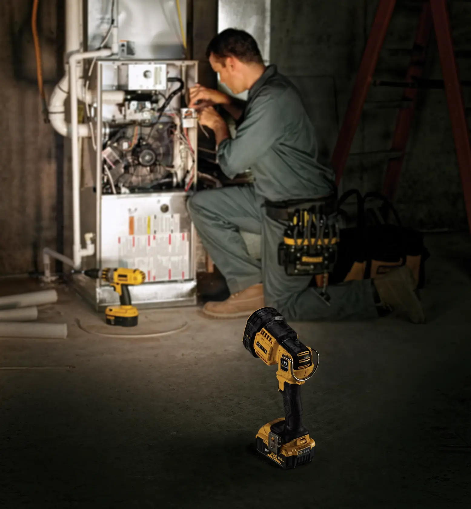 Eine DeWALT 20V MAX LED-Handarbeitsleuchte mit gelb-schwarzem Design. Das Gerät hat einen stabilen Griff, einen Metallhaken zum Aufhängen und einen großen LED-Lampenkopf.