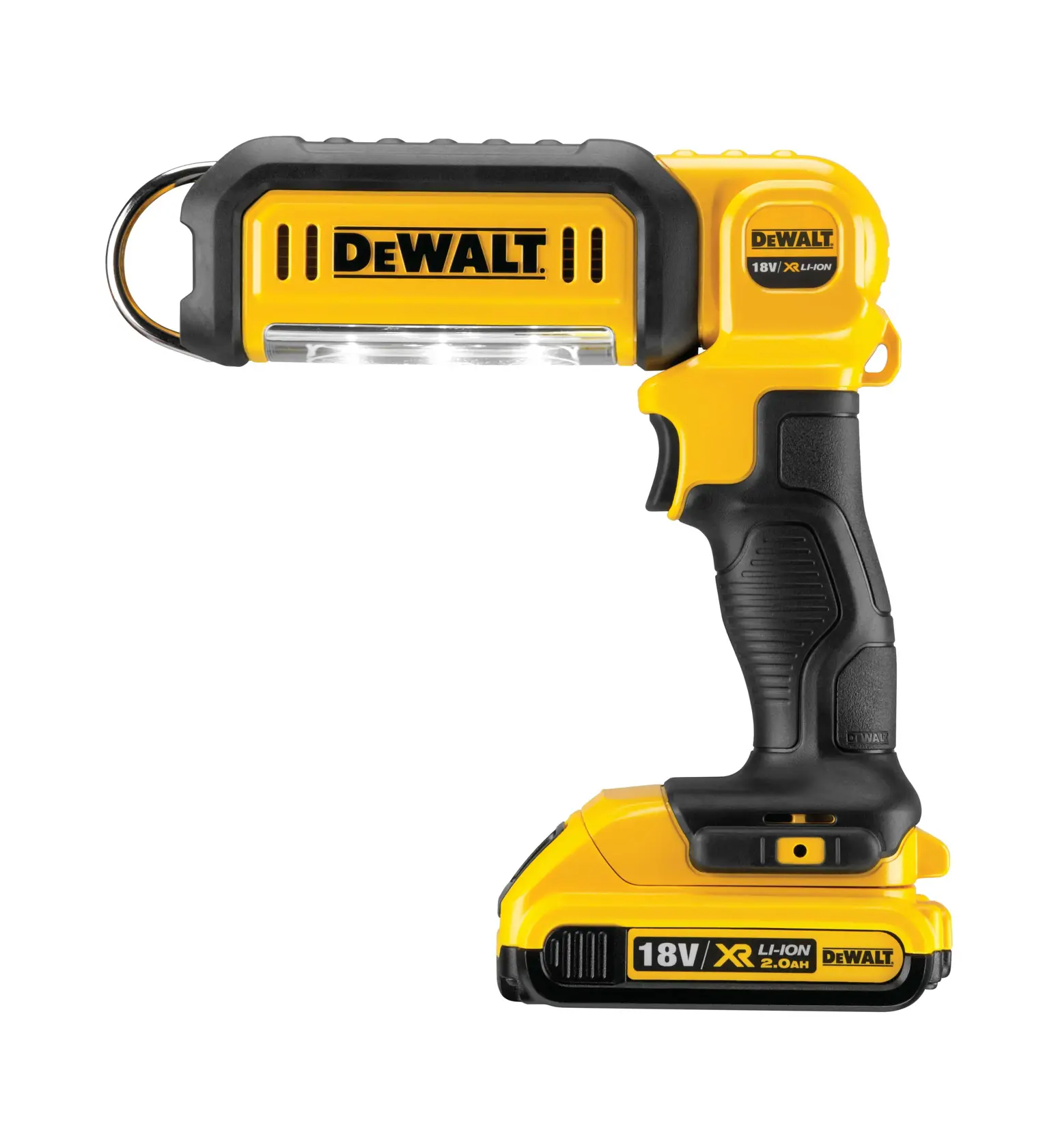 Eine DEWALT DCL050 LED-Arbeitslampe wird verwendet, um ein Automobil-Federungssystem zu beleuchten, während eine Person mit Sicherheitsbrille und Handschuhen mit einem weiteren DEWALT Werkzeug arbeitet.