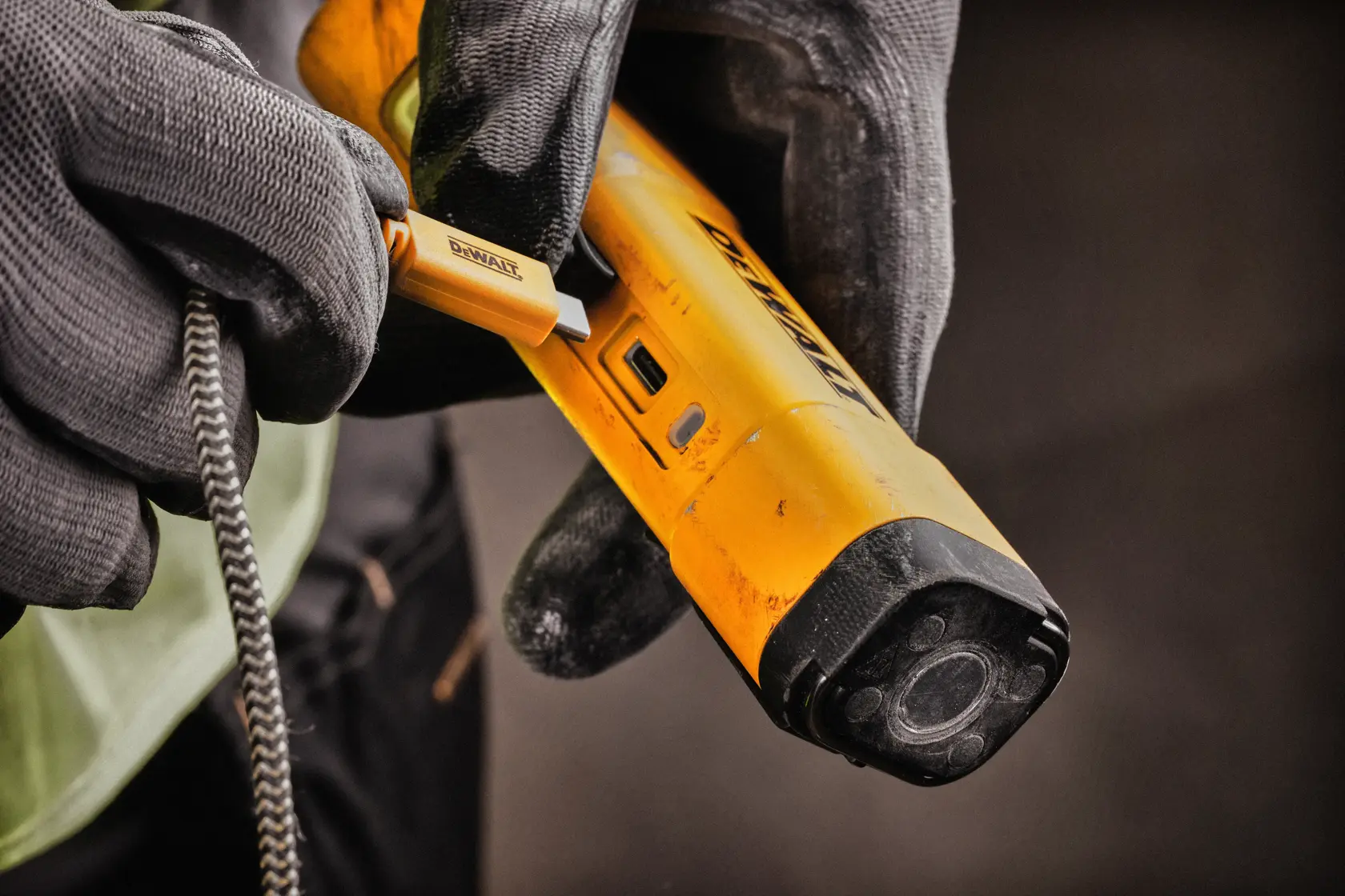 Une lampe torche LED jaune DEWALT DCL183 avec un clip noir et un bouton latéral, conçue pour une utilisation portable.