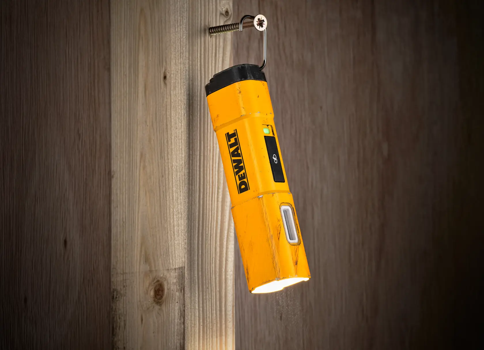 Lampe de poche LED rechargeable DEWALT DCL183 jaune avec un corps rectangulaire, panneau LED latéral et bouton d'alimentation.