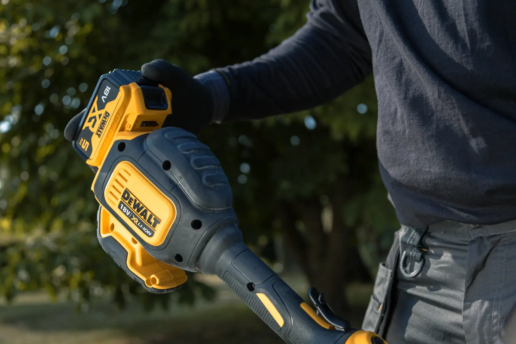 DEWALT® 18V XR® 33cm Brushless String Trimmer - 1 x 5Ah