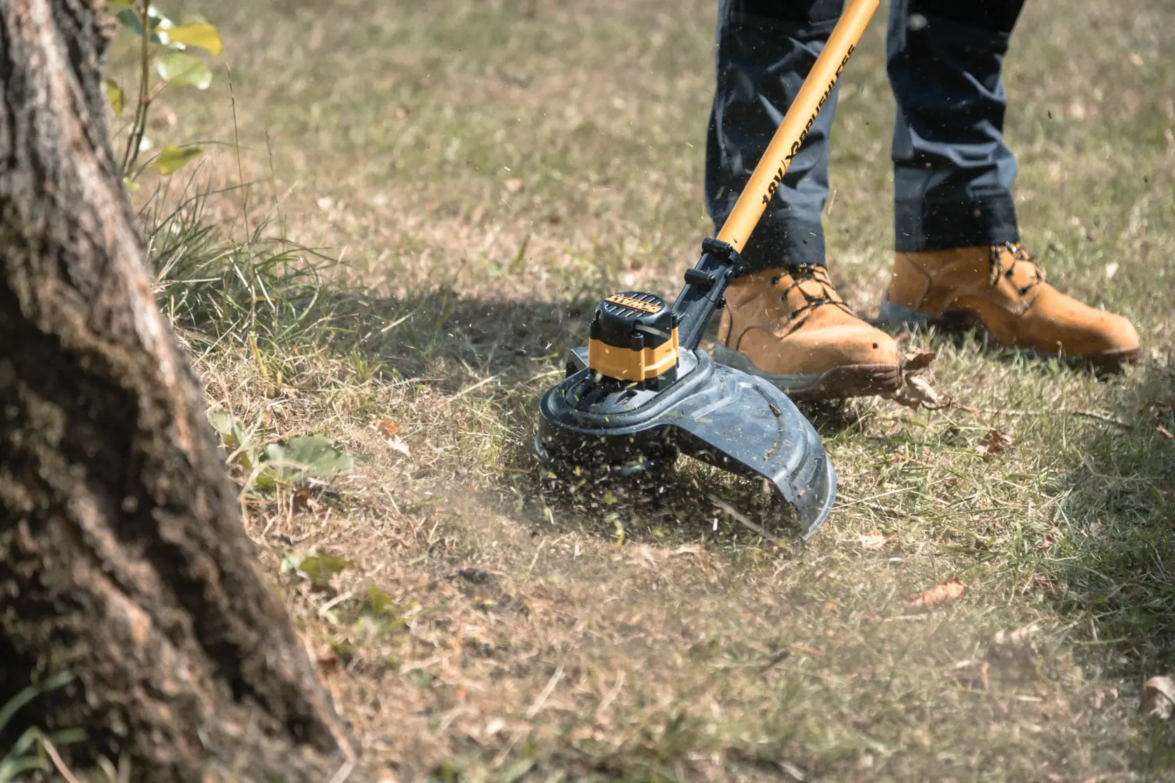 DEWALT® 18V XR® 33cm Brushless String Trimmer - 1 x 5Ah