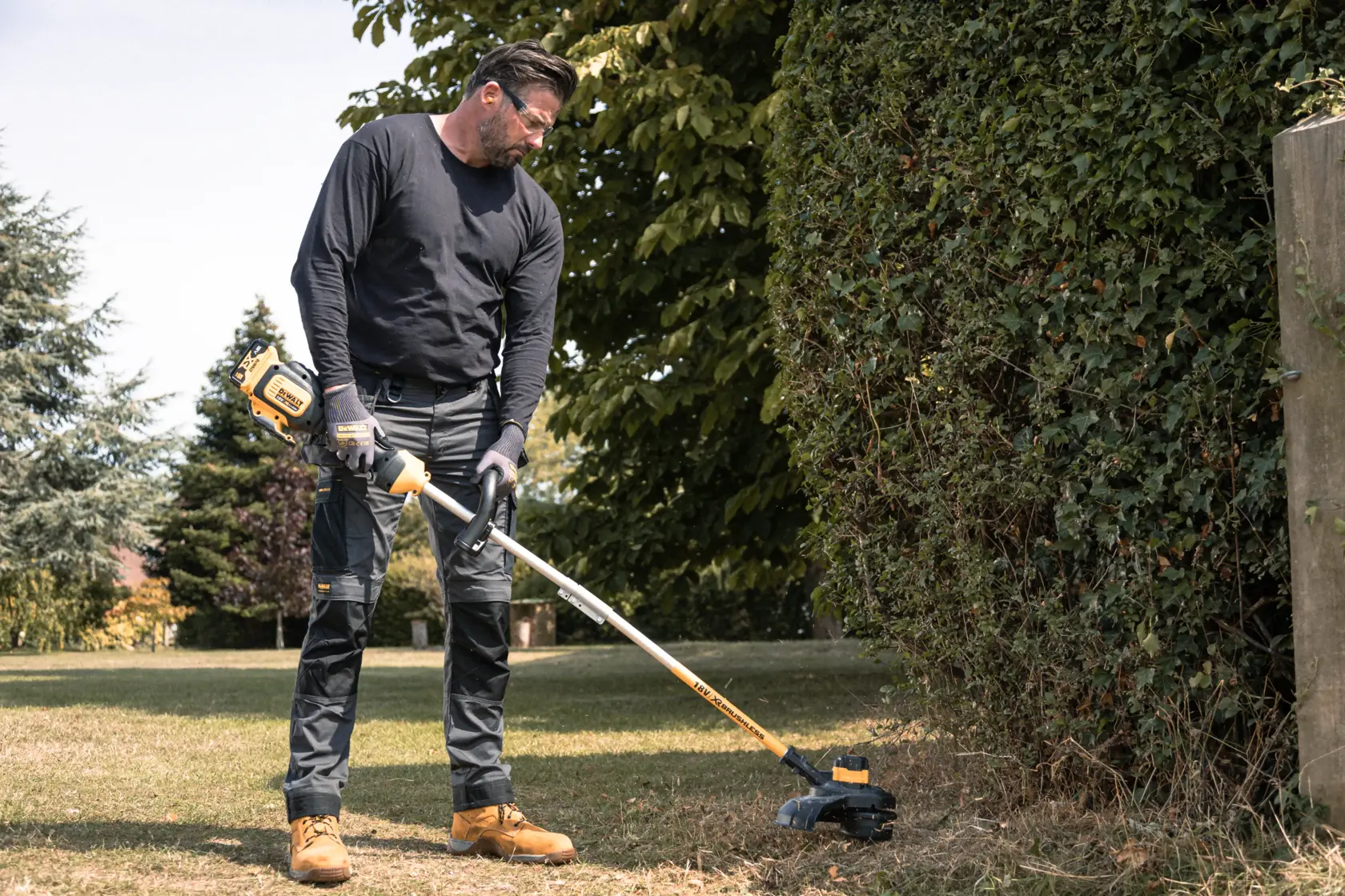 DEWALT® 18V XR® 33cm Brushless String Trimmer - 1 x 5Ah