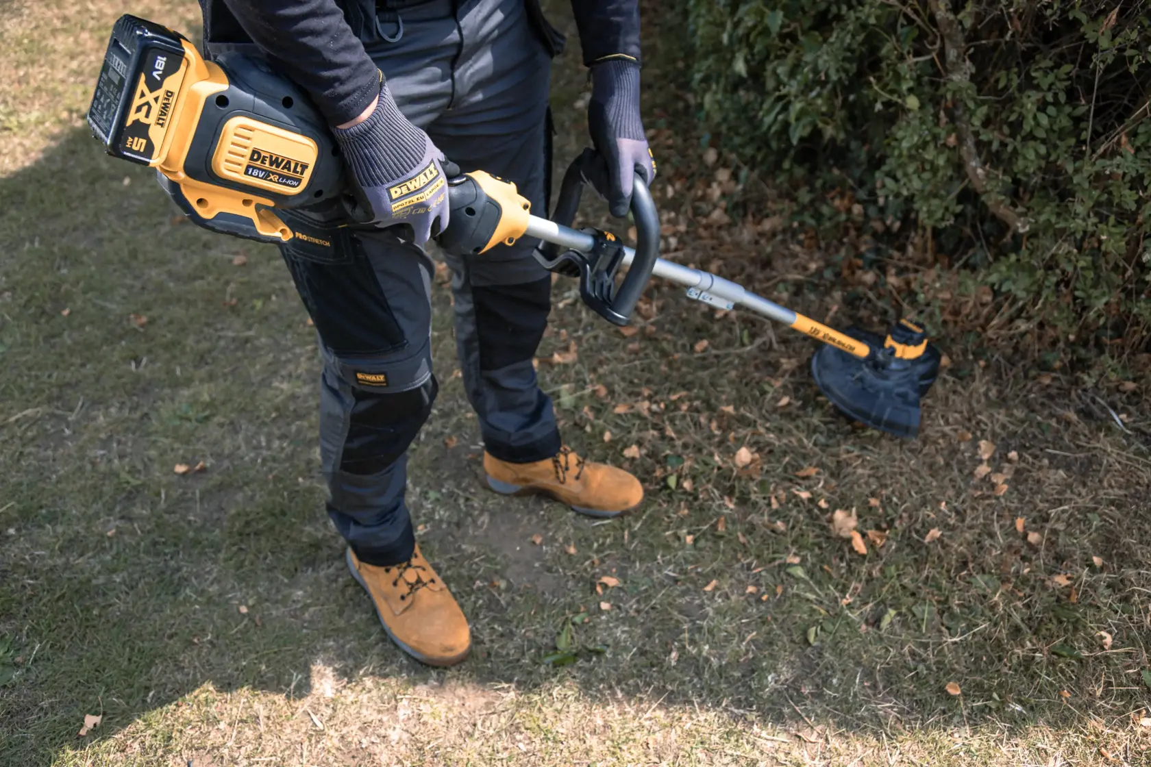 DEWALT® 18V XR® 33cm Brushless String Trimmer - 1 x 5Ah