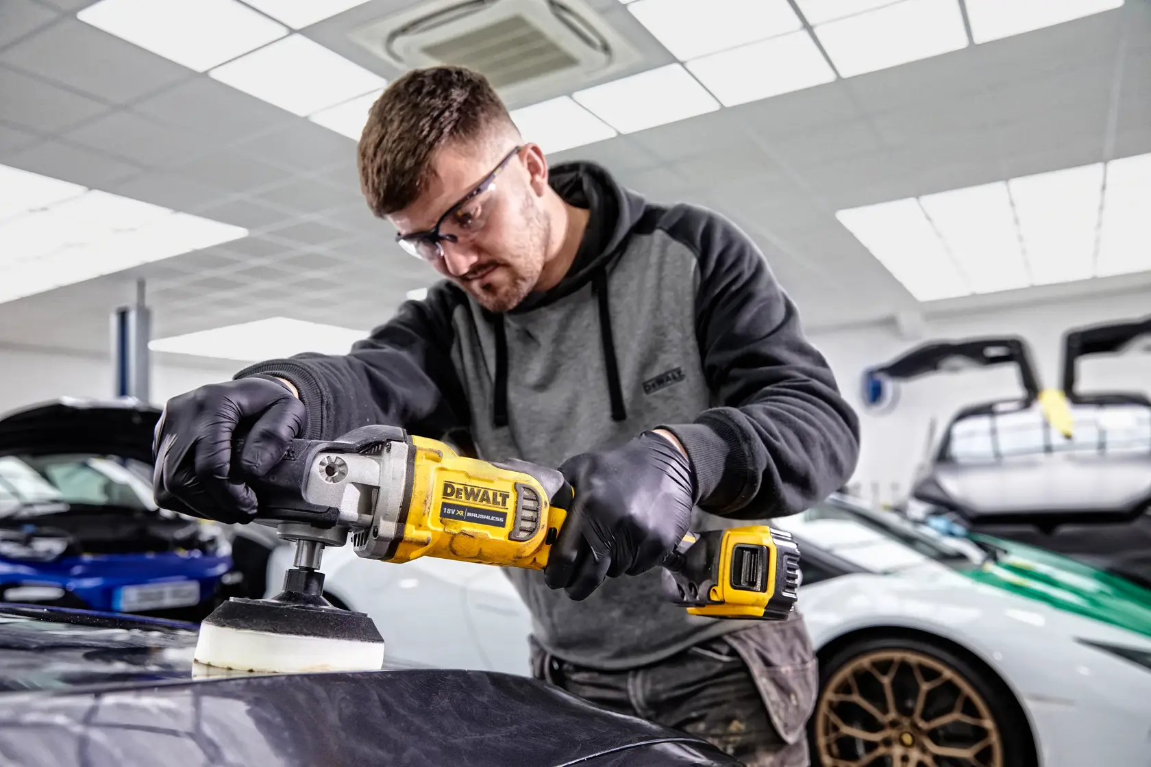 DEWALT® 18V XR® Brushless 125mm Rotary Polisher - 2 x 5Ah