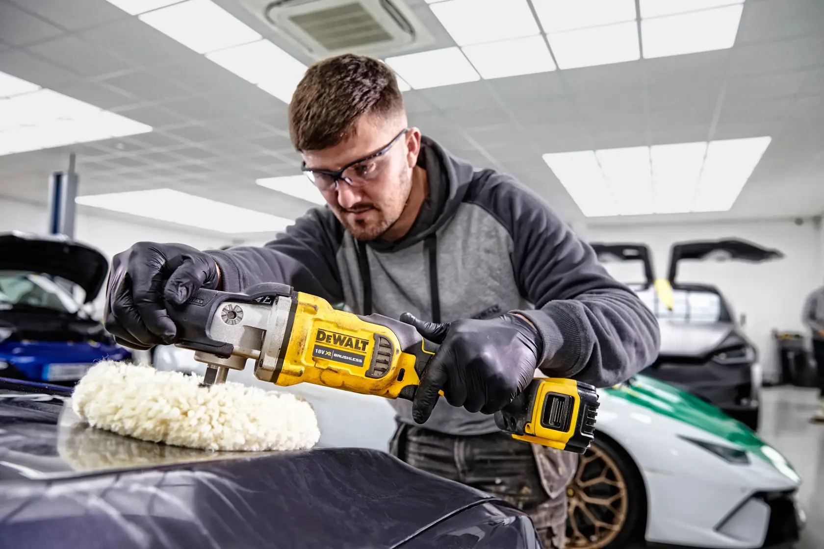 DEWALT® 18V XR® Brushless 125mm Rotary Polisher - 2 x 5Ah