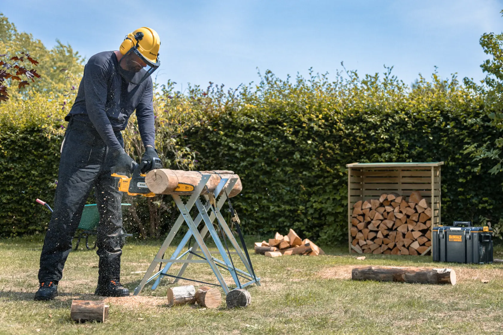 DEWALT Kettensäge draußen. SKUs: DCMCS565P1-QW, DCMCS565N, DCMCS565P1, DCMCS565N-XJ. Kategorie Fotografie.