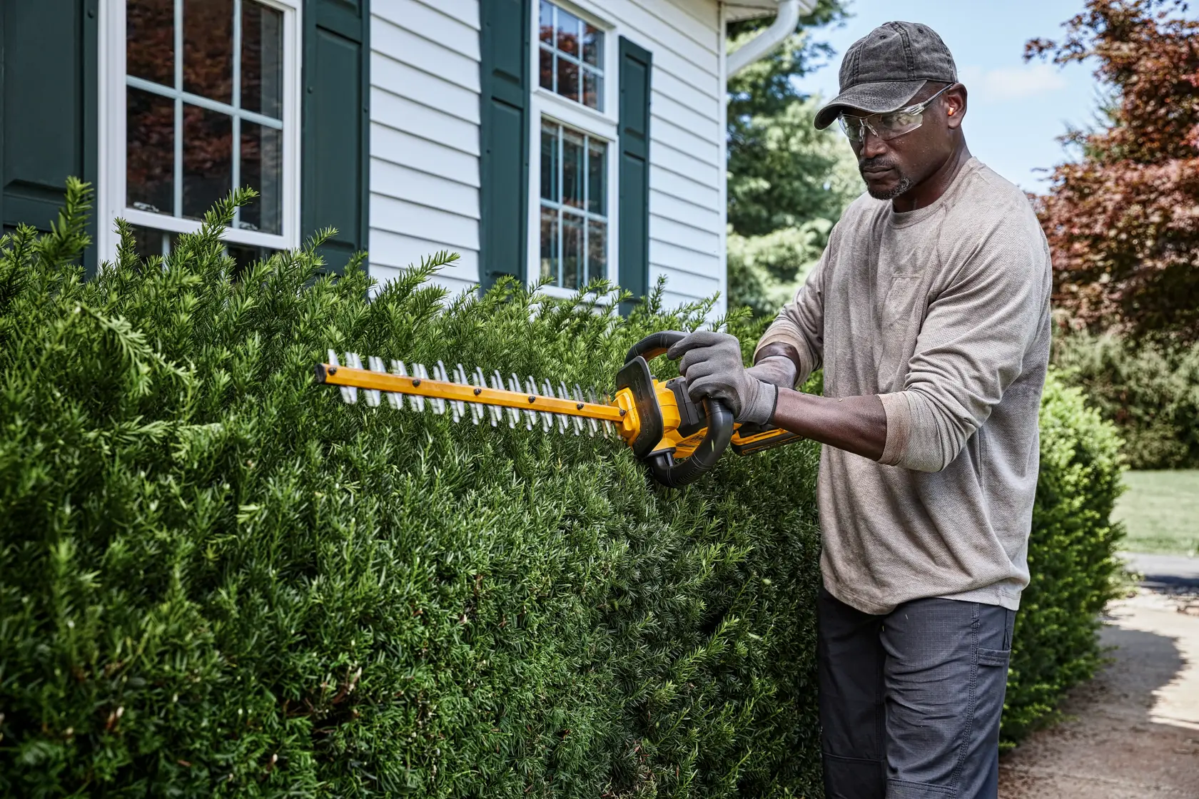 DEWALT® 54V XR FLEXVOLT® 65cm Hedge Trimmer (31mm Blade Gap) - 1 x 9Ah