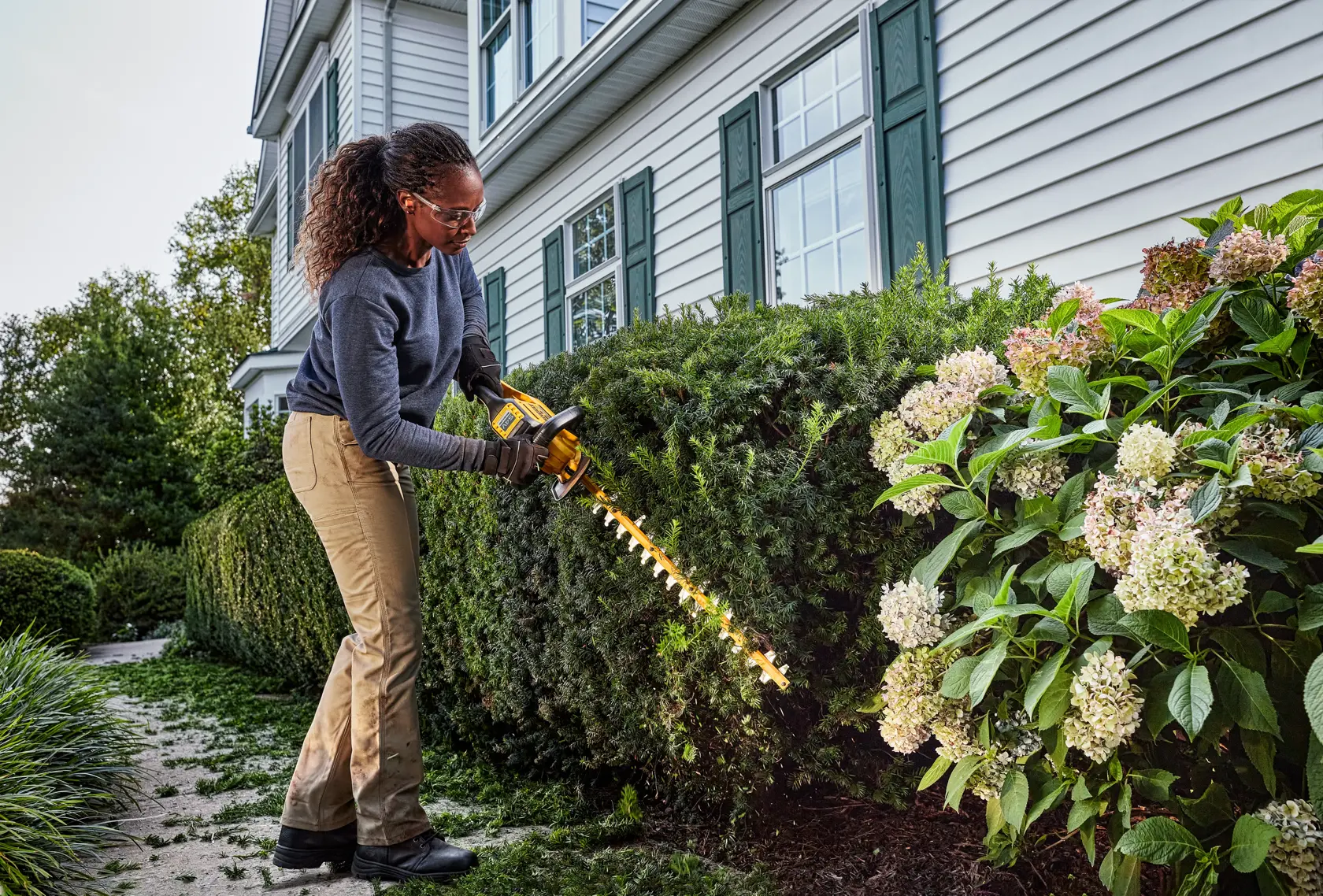 DEWALT® 54V XR FLEXVOLT® 65cm Hedge Trimmer (31mm Blade Gap) - 1 x 9Ah