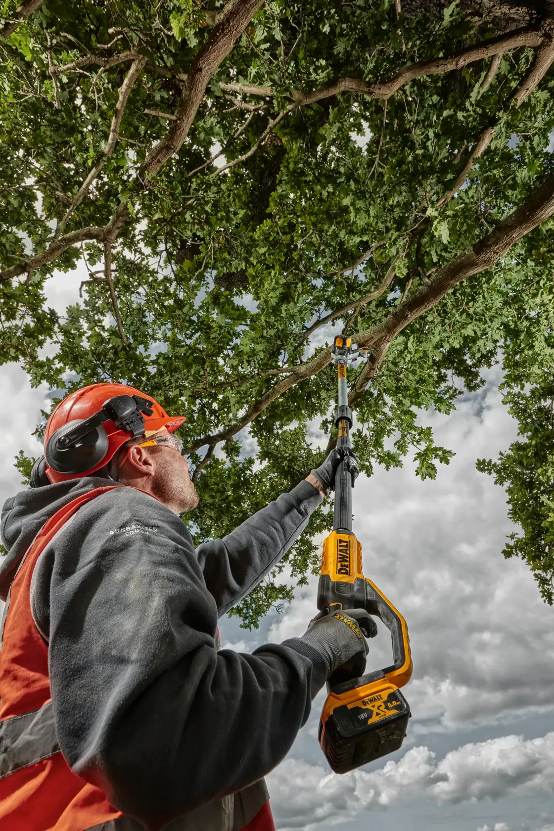 DEWALT® 18V XR® Pole Saw - 1 x 5.0Ah