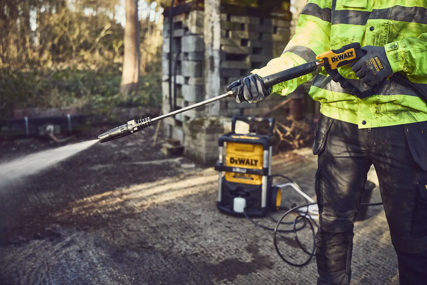 2 x 18V XR® Brushless Pressure Washer Powered By Two Batteries
