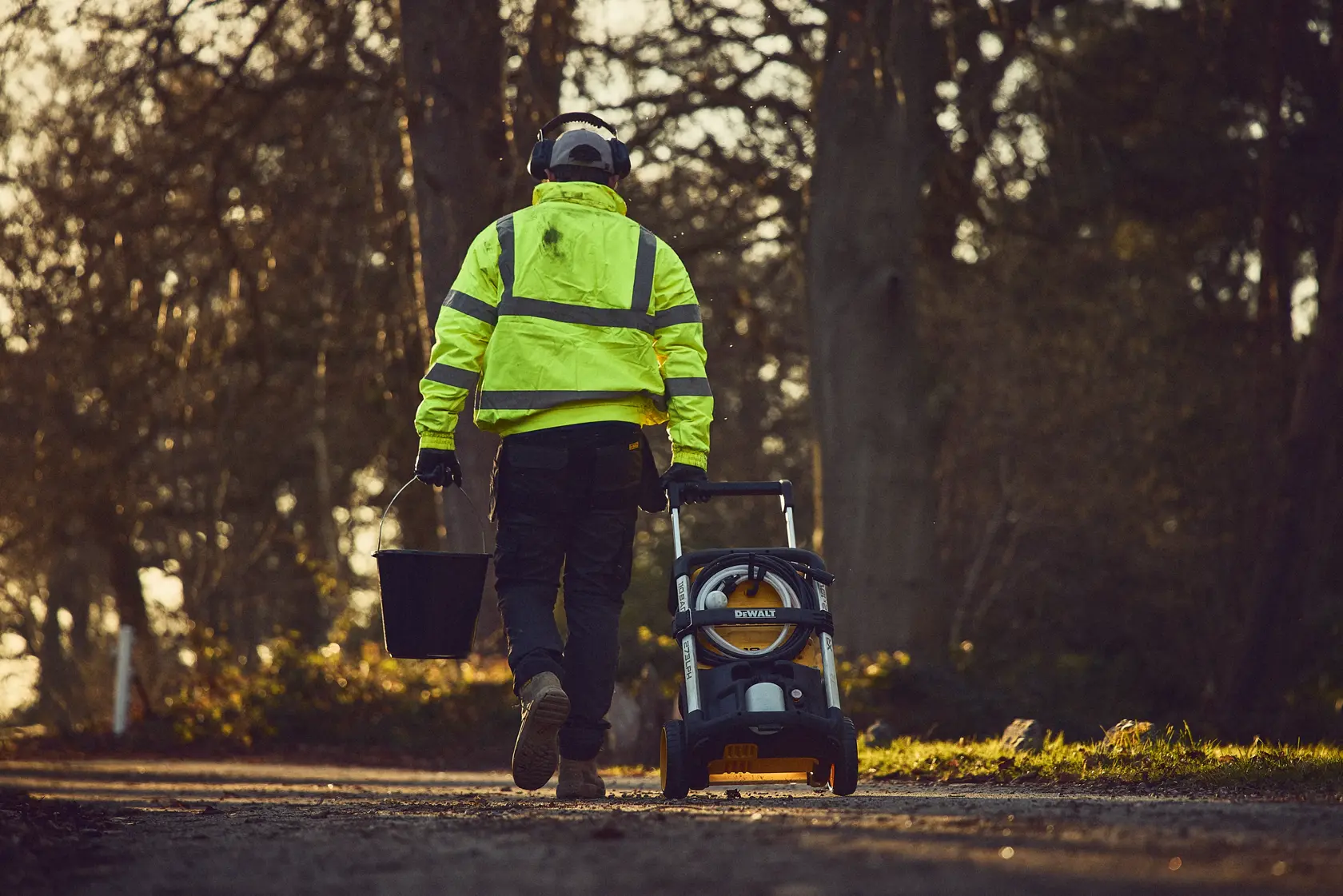 2 x 18V XR® Brushless Pressure Washer Powered By Two Batteries