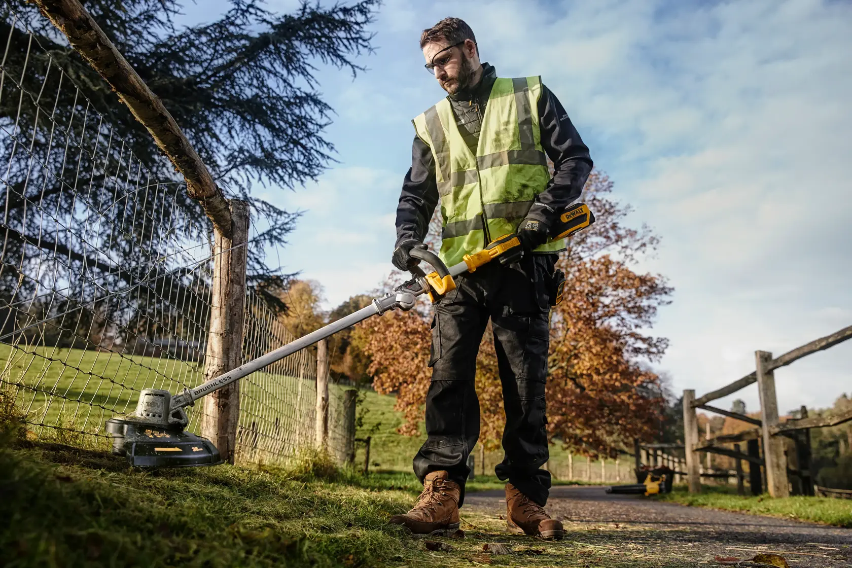 18V XR® Brushless String Trimmer With Folding Shaft - 1 x 5Ah