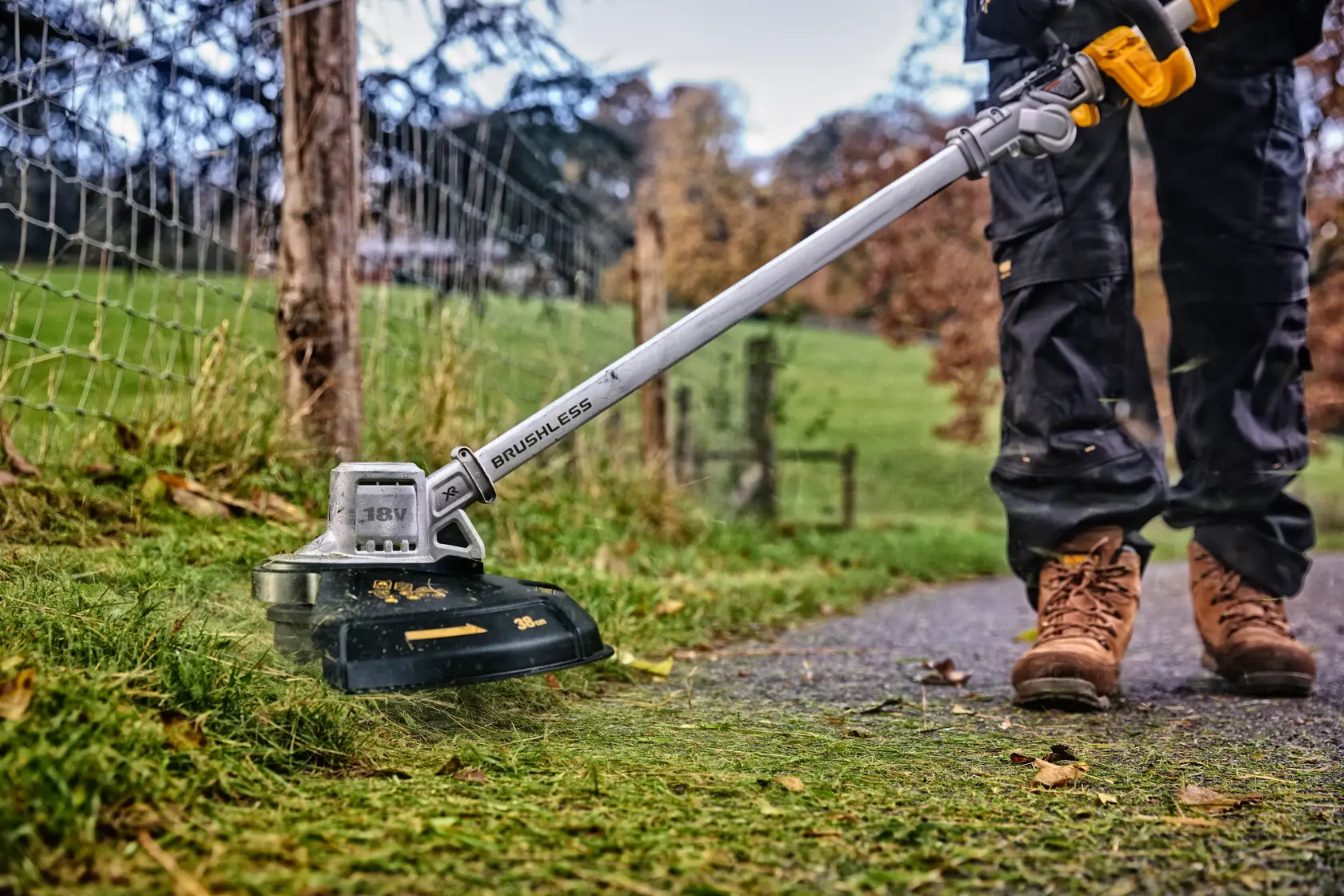 18V XR® Brushless String Trimmer With Folding Shaft - 1 x 5Ah