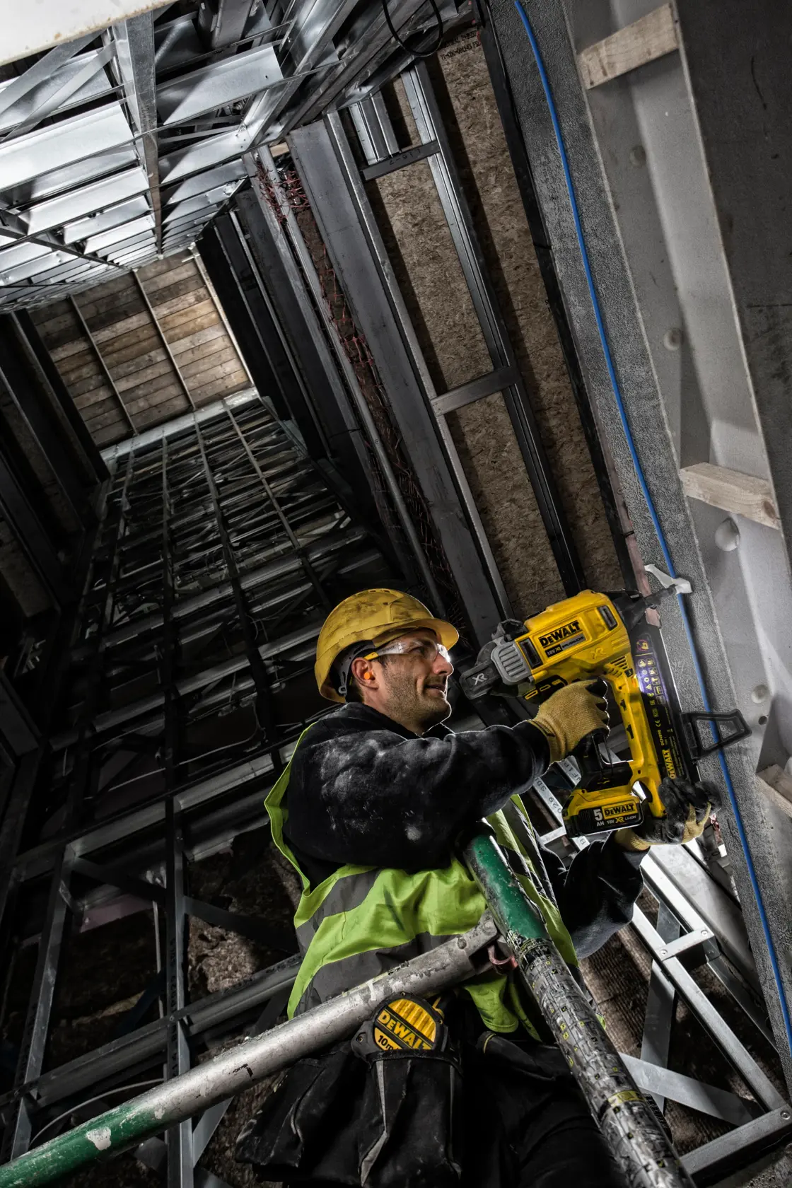 DEWALT® 18V XR® Brushless Concrete Nailer - 2 X 5Ah